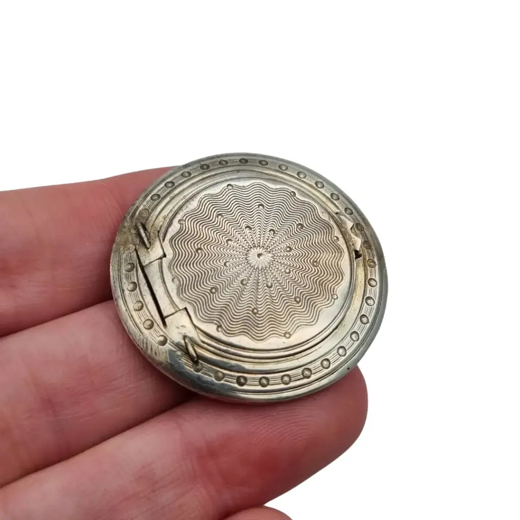 Vintage small art deco silver engraved blush case, 1920s.